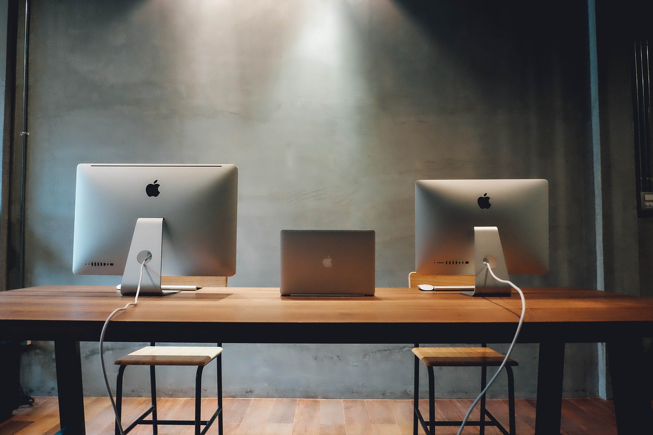 What is Hot-Desking and What are the Advantages?
